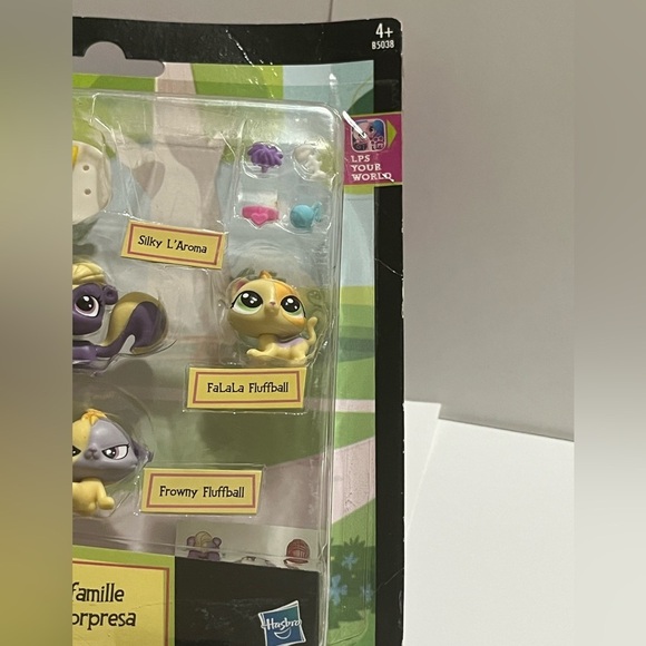 Littlest Pet Shop Families-FluffBall Cats and Silky L’Aroma Skunk - Picture 4 of 9